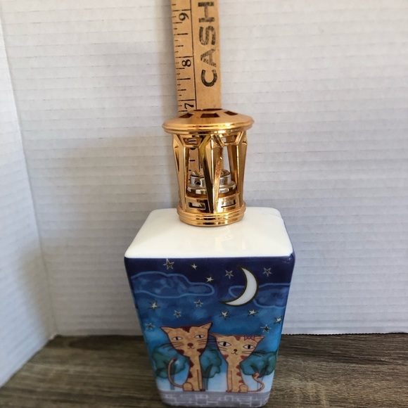 Eden Oil Diffuser with Cat Design - Picture 7 of 9